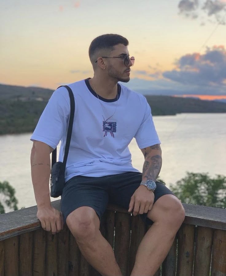 Cliente jovem satisfeito com miniatura personalizada